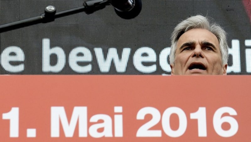 Ex-Kanzler Werner Faymann wurde bei der 1.-Mai-Kundgebung 2016 lautstark ausgepfiffen. (Bild: APA/Hans Punz)