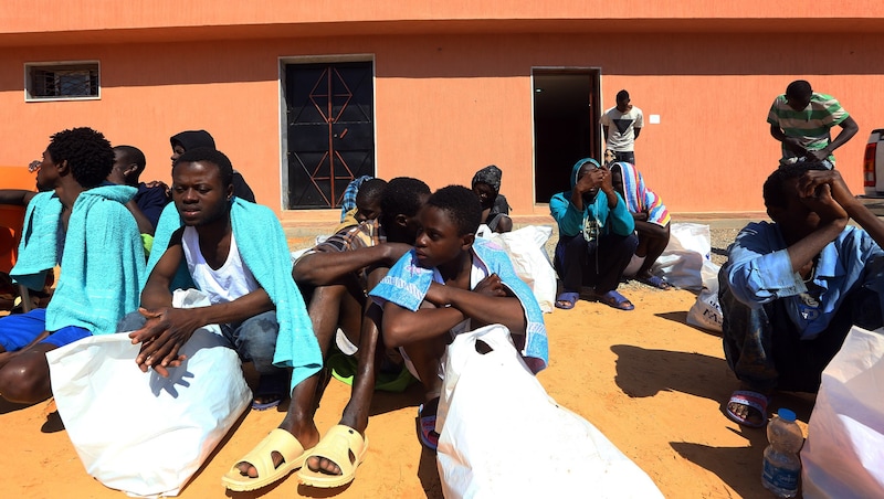 Migrants from Africa in a Libyan port (Bild: AFP)