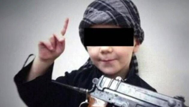 Khaled Sharroufs Sohn posiert auf Fotos immer wieder mit Waffen. (Bild: twitter.com)
