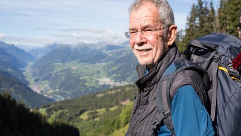 Alexander Van der Bellen wanderte während des Hofburg-Wahlkampfs. (Bild: APA/AMÉLIE CHAPALAIN)