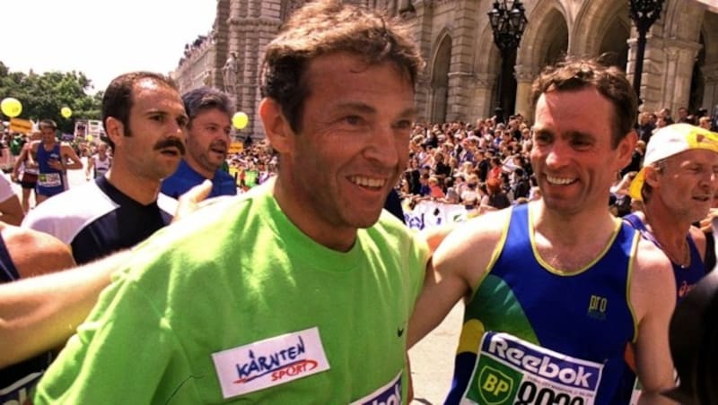 Jörg Haider mit Parteifreund Mathias Reichhold beim Vienna City Marathon im Jahr 2000 (Bild: APA)