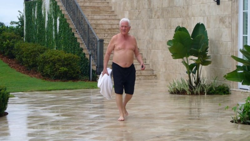 Frank Stronach unterwegs zum Schwimmen in seinem Domizil in Aurora (Kanada) (Bild: Brigitte Blabsreiter)