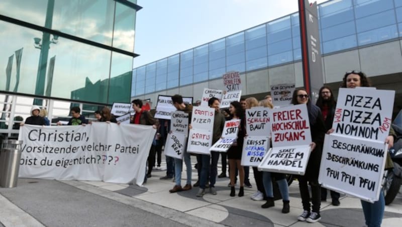 Proteste gegen Kern vor dem SPÖ-Wien-Parteitag (Bild: APA/HERBERT P. OCZERET)