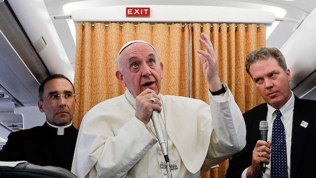 Der Papst auf dem Rückflug aus Ägypten (Bild: AP)
