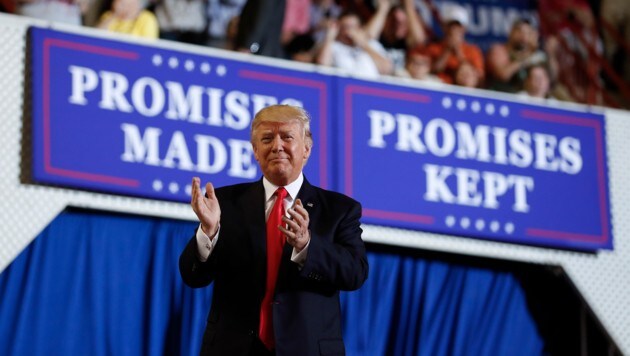 "Versprochen und gehalten": So zieht Trump Bilanz über seine bisherige Amtszeit. (Bild: AP)