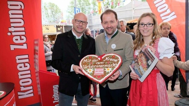 Andi Schwantner ("OÖ-Krone") bekam im Medienzelt Besuch von Marktreferent Bernhard Baier (Mitte). (Bild: Horst Einöder)