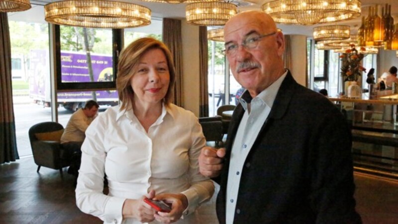 Conny Bischofberger mit Otto Retzer (Bild: Kronen Zeitung)