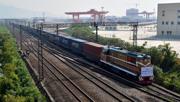Nach 12.000 Kilometern Fahrt läuft der Güterzug im Hafen von Yiwu ein. (Bild: AFP)