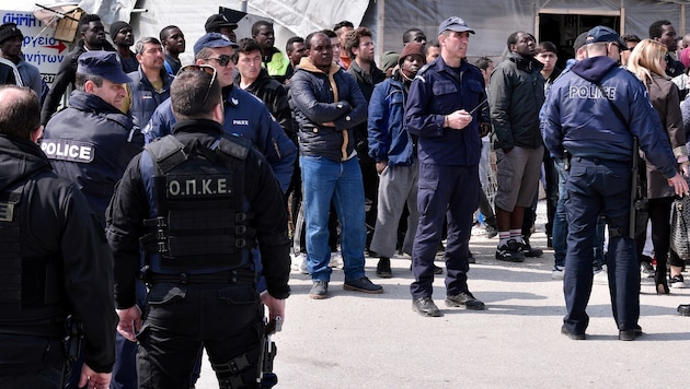 Polizisten versehen im Flüchtlingslager Moria auf der Insel Lesbos ihren Dienst. (Bild: AFP)