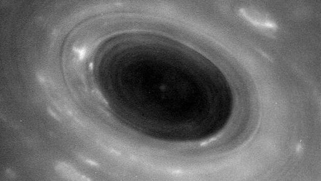 Ein gewaltiger Hurrikan in der Atmosphäre des Saturn, fotografiert von "Cassini" (Bild: NASA/JPL-Caltech/Space Science Institute)