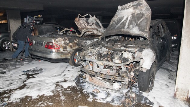 Fünf Autos wurden völlig zerstört (Bild: FOTOKERSCHI.AT/KERSCHBAUMMAYR)