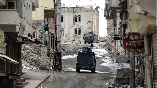 Ausgangssperre in kurdischer Stadt (Bild: APA/AFP/ILYAS AKENGIN)