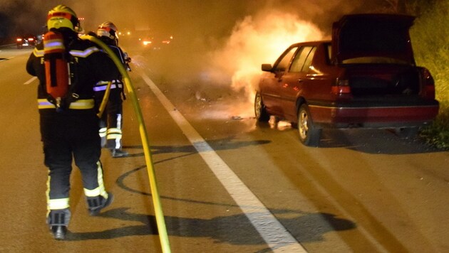 Flammen schlugen aus dem Pkw auf der Südautobahn (A2) (Bild: APA/PRESSE FEUERWEHR WR.NEUDORF)