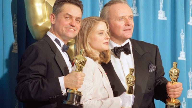 Demme (links) mit Jodie Foster und Anthony Hopkins bei der Oscar-Verleihung 1992 (Bild: AP/Saxon Reed)