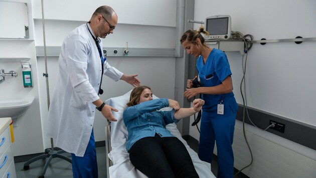 Ein Arzt und eine Pflegekraft kümmern sich in der neuen Versorgungsstelle um leichte Fälle. (Bild: zeitungsfoto.at/Liebl Daniel)