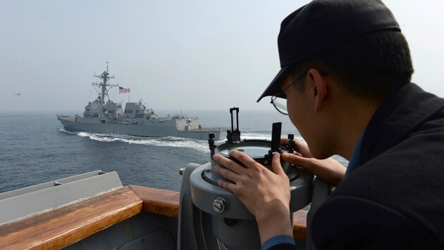 Ein Mitglied der südkoreanischen Marine beobachtet einen Zerstörer der USA beim gemeinsamen Manöver. (Bild: AP)