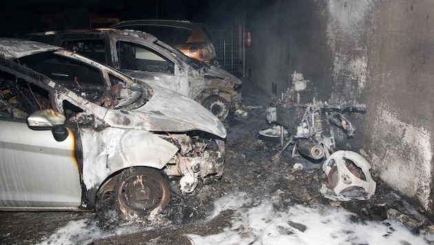 Sechs Autos und ein Motorrad brannten in der Tiefgarage aus. (Bild: FOTOKERSCHI.AT/KERSCHBAUMMAYR)