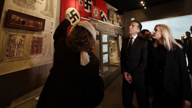Bundeskanzler Kern mit Ehefrau Eveline in der Holocaust-Gedenkstätte Yad Vashem (Bild: APA/BKA/Andy Wenzel)
