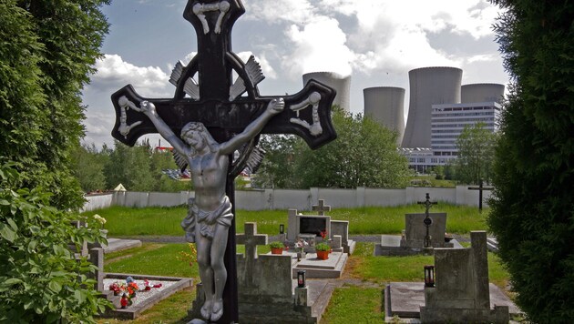Hinten die Kühltürme von Temelin, vorne der Friedhof - ein vielsagendes Bild für die Gefahren durch die Atomenergie. (Bild: Kronen Zeitung/Chris Koller)