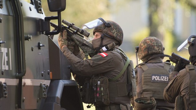 Die Polizei übte in Linz den Antiterroreinsatz, dann folgte das Militär mit Infrastruktursicherung (Bild: FOTOKERSCHI.AT/KERSCHBAUMMAYR)