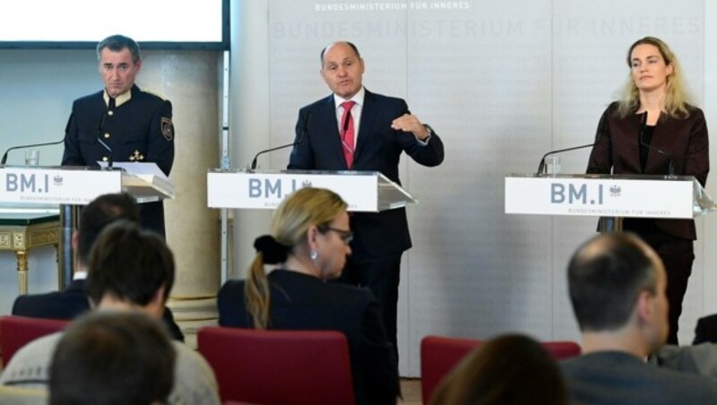 BK-Direktor Franz Lang, Innenminister Wolfgang Sobotka und Stefanie Rinderle-Ma von der Uni Wien (Bild: APA/HELMUT FOHRINGER)