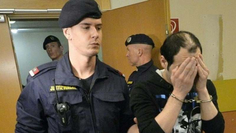 Einer der neun Angeklagten, die in Wien wegen Vergewaltigung einer jungen Deutschen vor Gericht standen. (Bild: APA/HERBERT PFARRHOFER)
