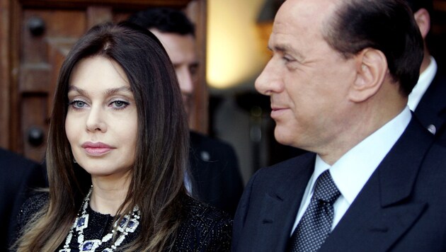 Veronica Lario und Silvio Berlusconi 2004 in Rom (Bild: AFP/Vicenzo Pinto)
