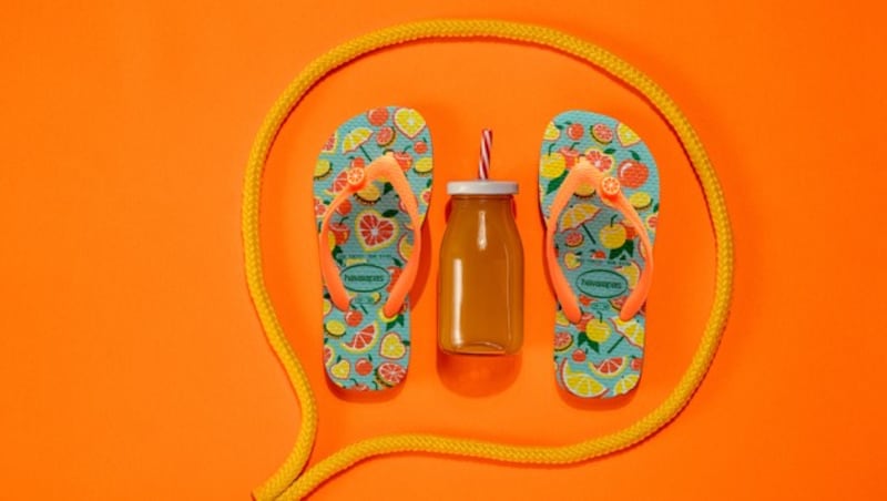 Flip Flops mit bunten Früchteprint (Bild: Havaianas)