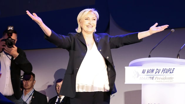 Le Pen schaffte es in die Stichwahl und spricht von einem "historischen Ergebnis". (Bild: AFP)