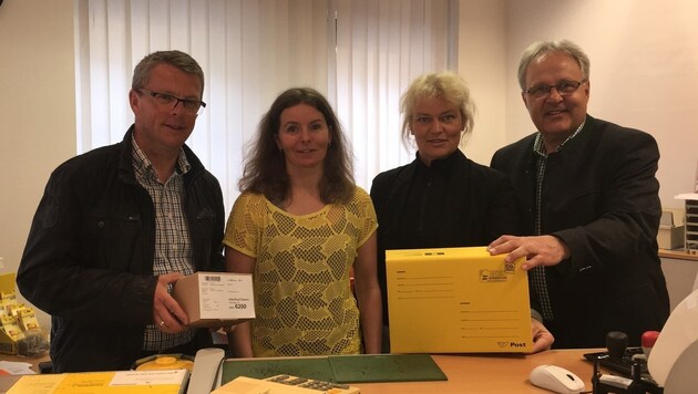 Freuen sich (v. li.): Pramstrahler, Patricia Siegler, GF Amtl-GmbH Birgit Karg & NR Hermann Gahr. (Bild: Gemeinde Zell am Ziller)