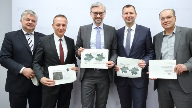 Landeshauptmann-Stellvertreter Michael Strugl (Mitte) präsentierte den Stromnetz-Masterplan (Bild: Land OÖ / Ernst Grilnberger)