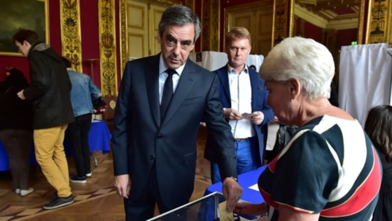 Der konservative Kandidat Francois Fillon bei der Stimmabgabe (Bild: AFP)