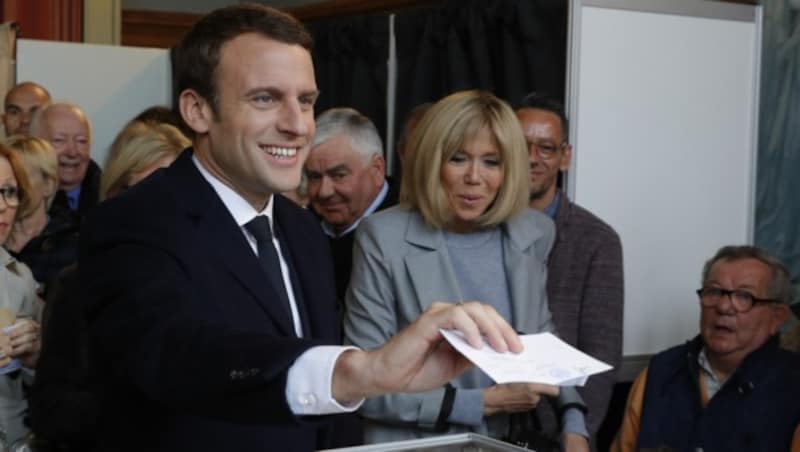 Der sozialliberale Kandidat Emmanuel Macron kam beim ersten Durchgang gemeinsam mit seiner Frau Brigitte ins Wahllokal. (Bild: AFP)