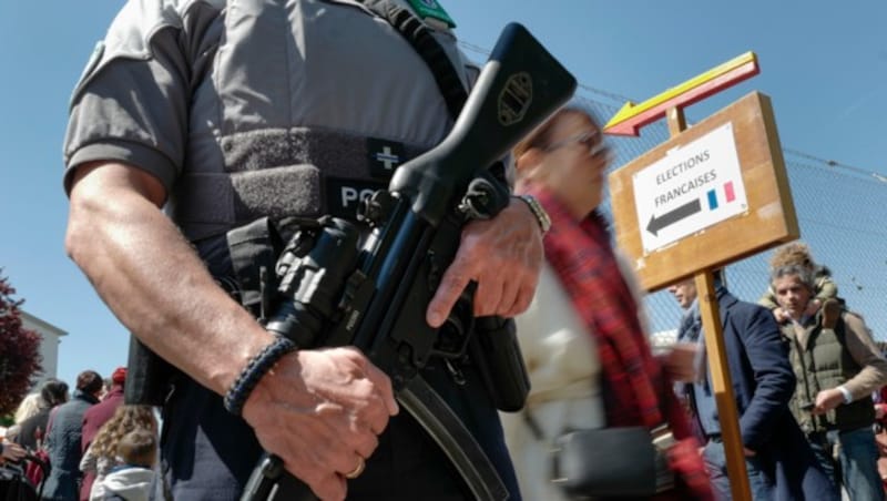 Auch die Auslandsfranzosen werden von Sicherheitskräften geschützt, wie hier in der Schweiz. (Bild: AFP)