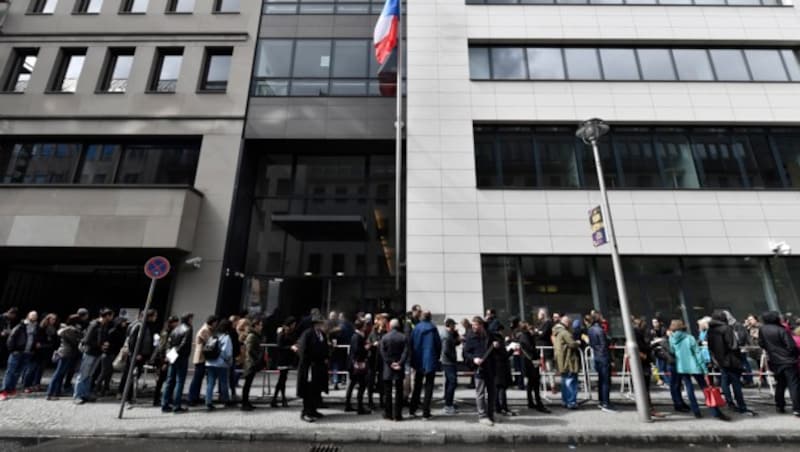 Eine Wählerschlange vor der französischen Botschaft in Berlin (Bild: AFP)