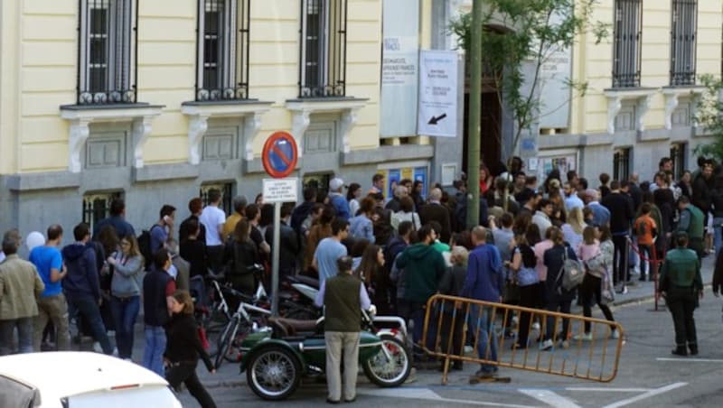 Lange Schlangen auch vor den Wahllokalen im Ausland, wie hier in Madrid (Bild: AFP)