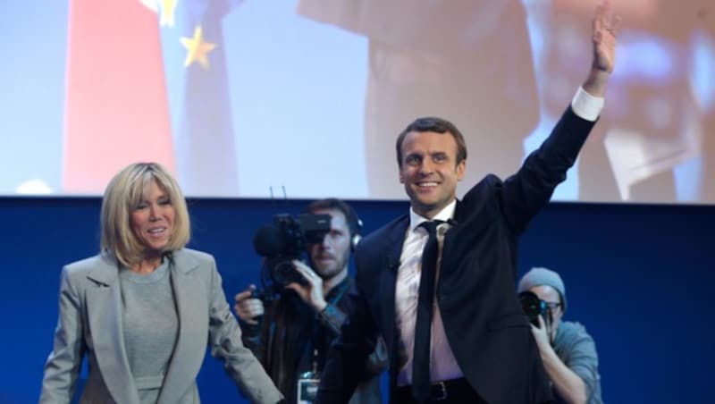 Macron betrat nach dem Einzug in die Präsidenten-Stichwahl gemeinsam mit Ehefrau Brigitte die Bühne. (Bild: AP)