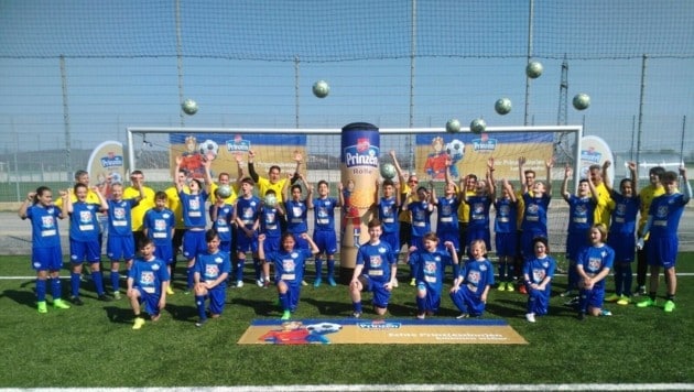 Die glücklichen Teilnehmer des Prinzen Rolle Fußball-Camps. (Bild: krone.at)