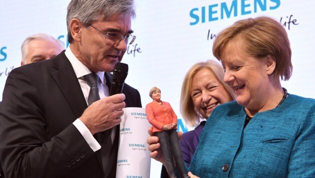 Angela Merkel mit Siemens-Chef Joe Kaeser (Bild: AP)