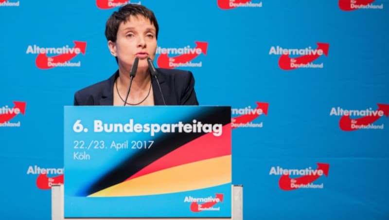 AfD-Parteivorsitzende Petry beim Bundesparteitag in Köln (Bild: APA/dpa/Rolf Vennenbernd)