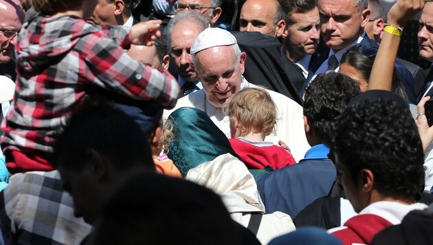 Papst Franziskus mit Flüchtlingen im Auffanglager Moria auf Lesbos (Bild: AP)