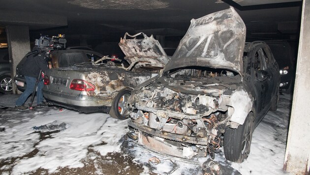 Durch den Brand schwer beschädigte Autos in der Tiefgarage (Bild: FOTOKERSCHI.AT/WERNER KERSCHBAUM)