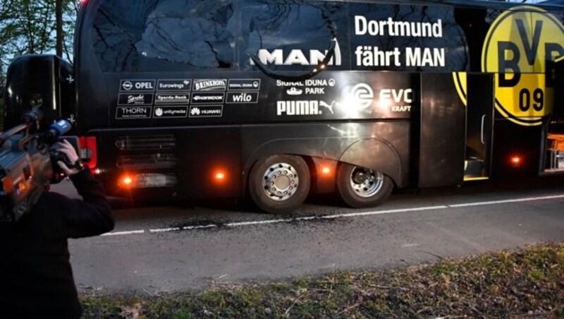 Der beschädigte Mannschaftsbus des BVB (Bild: AP)