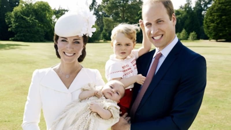 Kate und William mit Prinz George und Baby Charlotte (Bild: AP)