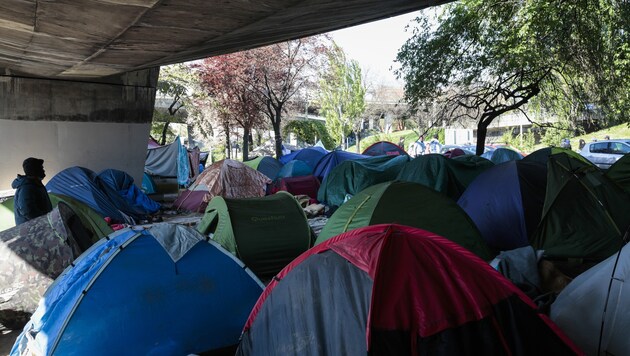 Flüchtlinge campieren in Paris im Freien. (Bild: AFP)
