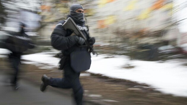 Anti-Terror-Einsatz in Graz (Bild: APA/ELMAR GUBISCH)