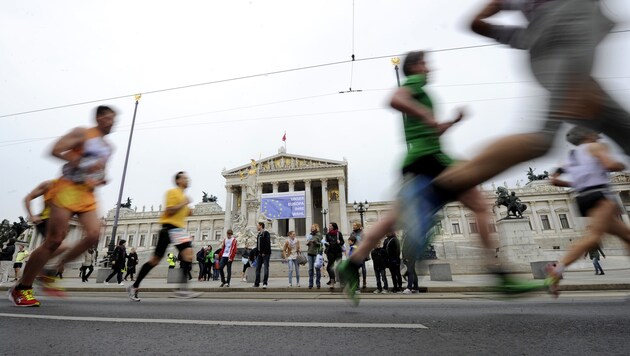 Teilnehmer des Wien-Marathons vor dem Parlament (Bild: APA/HERBERT PFARRHOFER)