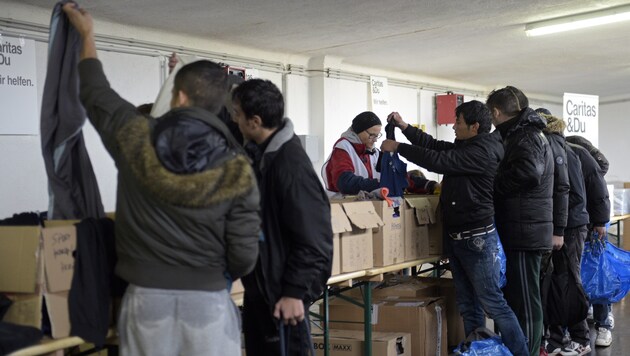 Traiskirchen: Flüchtlinge werden mit Kleidern versorgt. (Bild: APA/Hans Punz)
