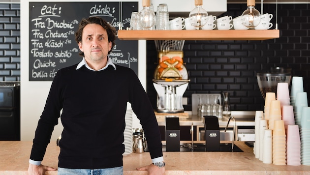 Martin Auer in der bargeldlosen Filiale am Sonnenfelsplatz nahe der Uni Graz (Bild: Michael Königshofer für moodley)