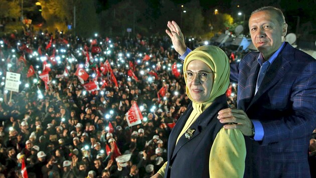 Erdogan und seine Frau Emine lassen sich nach dem Referendum von ihren Anhängern huldigen. (Bild: ASSOCIATED PRESS)